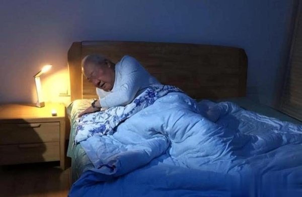 配资实盘平台 肾好不好睡觉见分晓！肾不好的人，晚上睡觉常有4个异常
